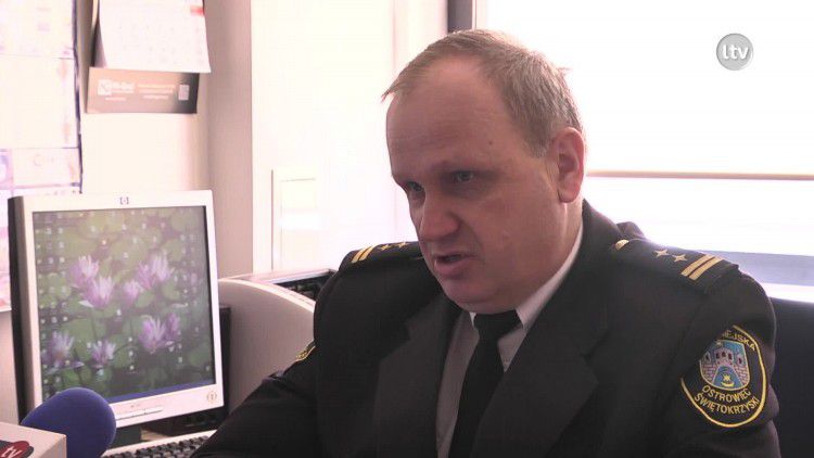 Wandale dewastują plac zabaw.mp4