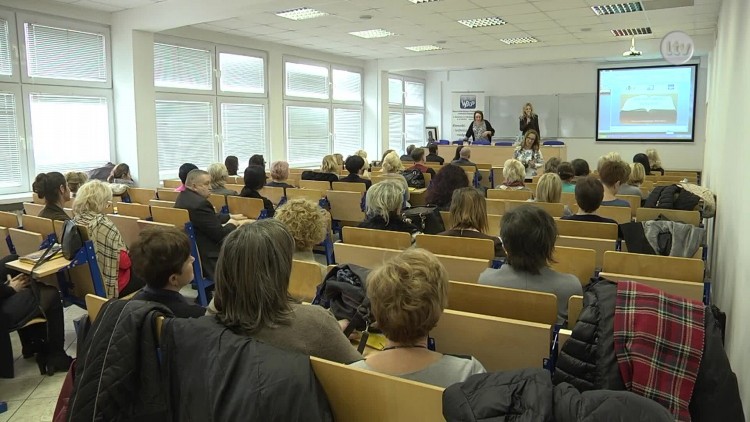 Ponad połowa Polaków nie czyta.mp4
