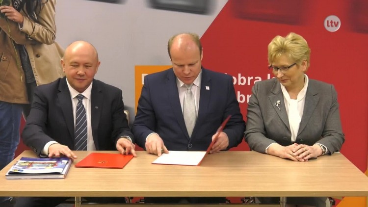 Autobusowo-kolejowe połączenia do Bałtowa i Krzemionek.mp4
