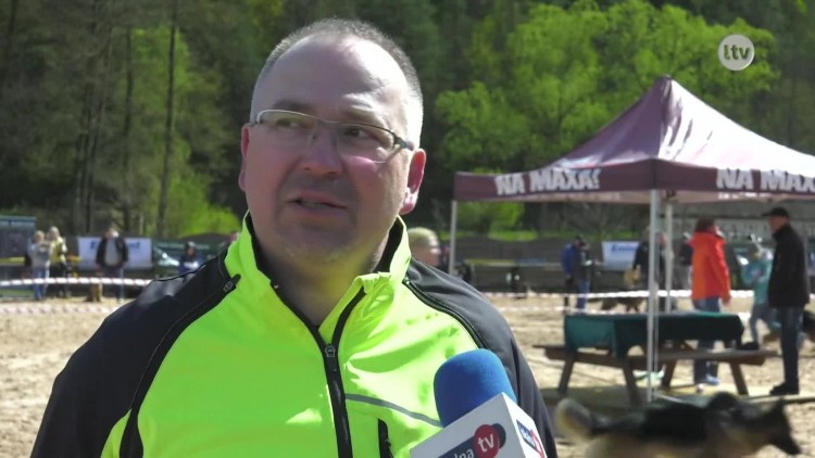 Pokazy szczekających piękności w Bałtowie.mp4