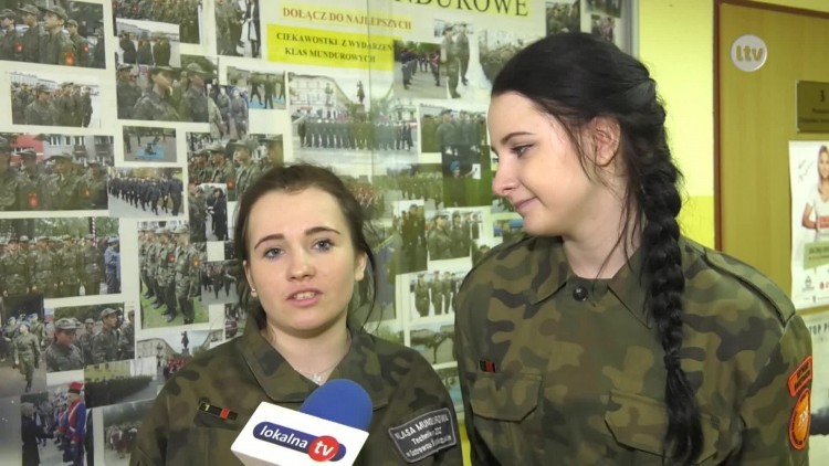 Do szkoły chodzą w mundurach.mp4