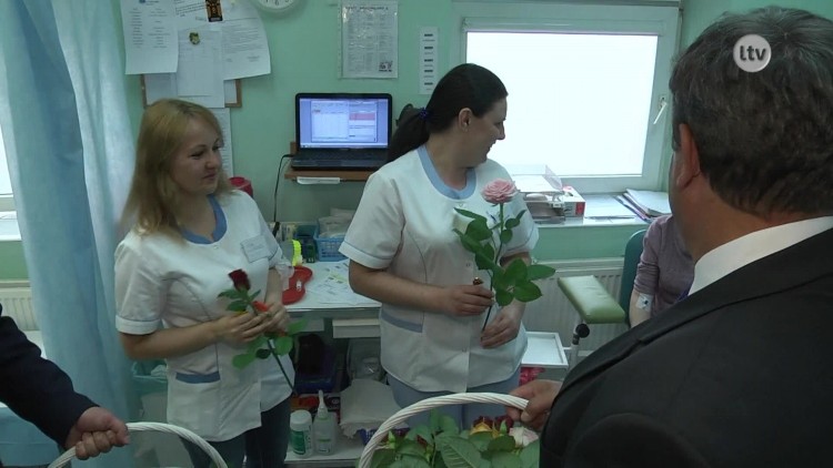 Życzenia i kwiaty dla pielęgniarek i położnych.mp4