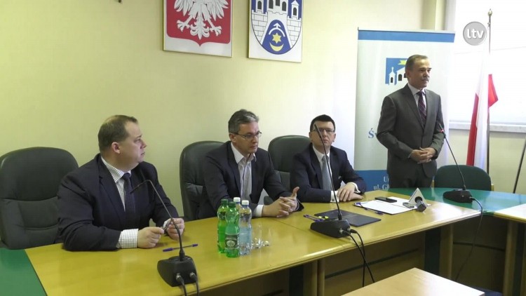 Unijne pieniądze dla szkół powiatu ostrowieckiego.mp4