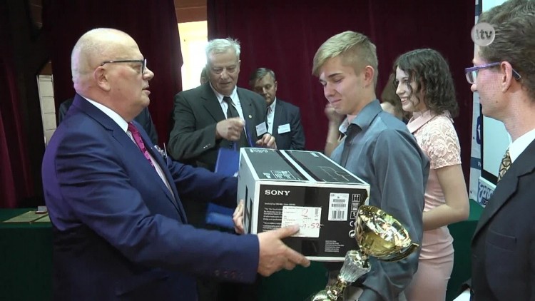 Dziewczęta laureatami Olimpiady Innowacji Technicznych i Wynalazczości.mp4