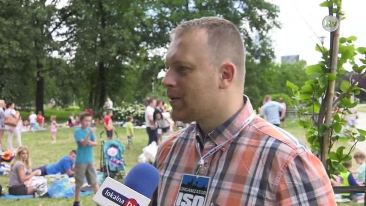 Jak śniadanie - to na trawie.mp4