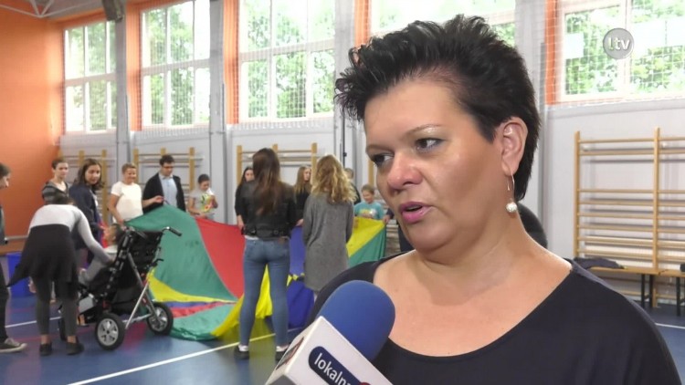 Wakacyjne zajęcia dla dzieci niepełnosprawnych.mp4