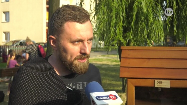 Książki na placach zabaw.mp4