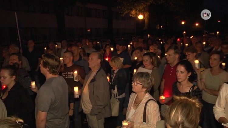 Ostrowczanie protestowali przed sądem.mp4