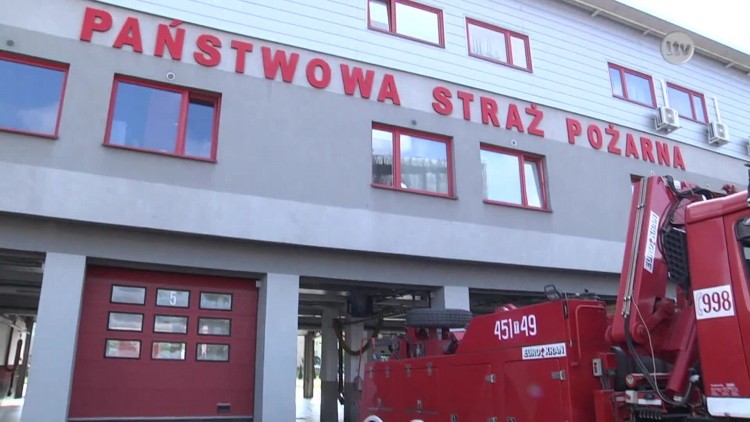 Gasili pożar, usuwali połamane drzewa i walczyli z czadem.mp4