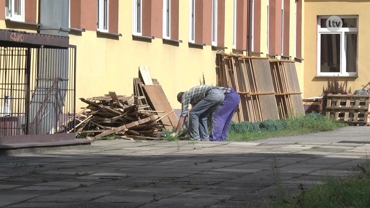 Dotacje na rozwój edukacji dla trzech placówek z powiatu ostrowieckiego.mp4