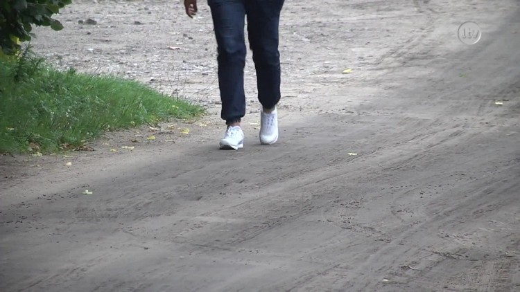 Czy piaszczysta droga stanie się uliczką?.mp4
