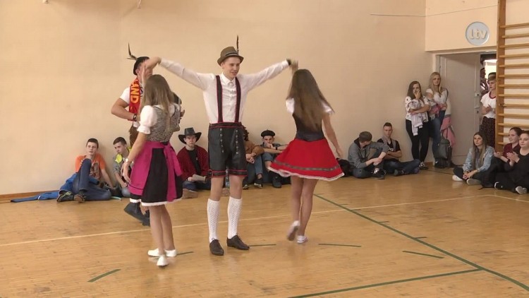 Niemiecki taniec, rosyjskie desery i angielska muzyka.mp4