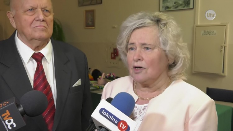 Tanecznym krokiem rozpoczęto realizację projektu ''Seniorzy razem".mp4