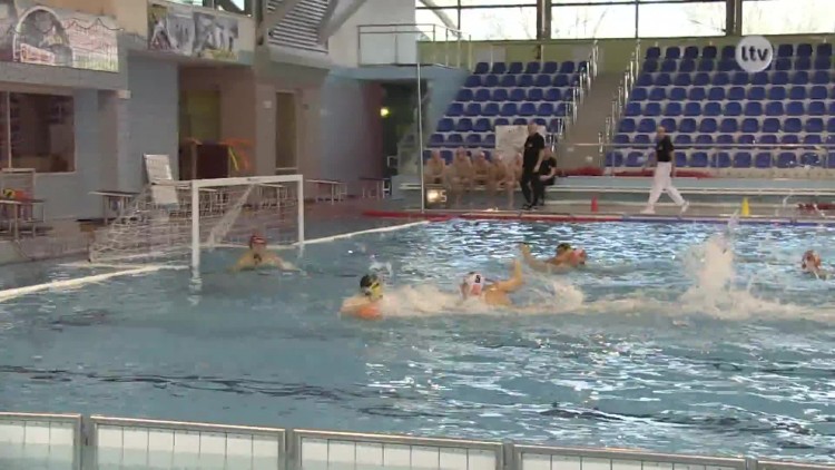 Udany debiut seniorski waterpolistów KSZO.mp4