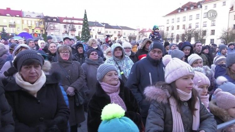 Na ostrowieckim Rynku zapalono Mega Choinkę.mp4
