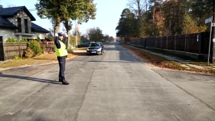 WIESZ JAK SIĘ ZACHOWAĆ, GDY POLICJANT KIERUJE RUCHEM? 