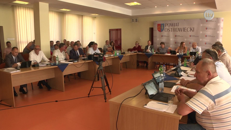 Zarząd powiatu ostrowieckiego z wotum zaufania i absolutorium