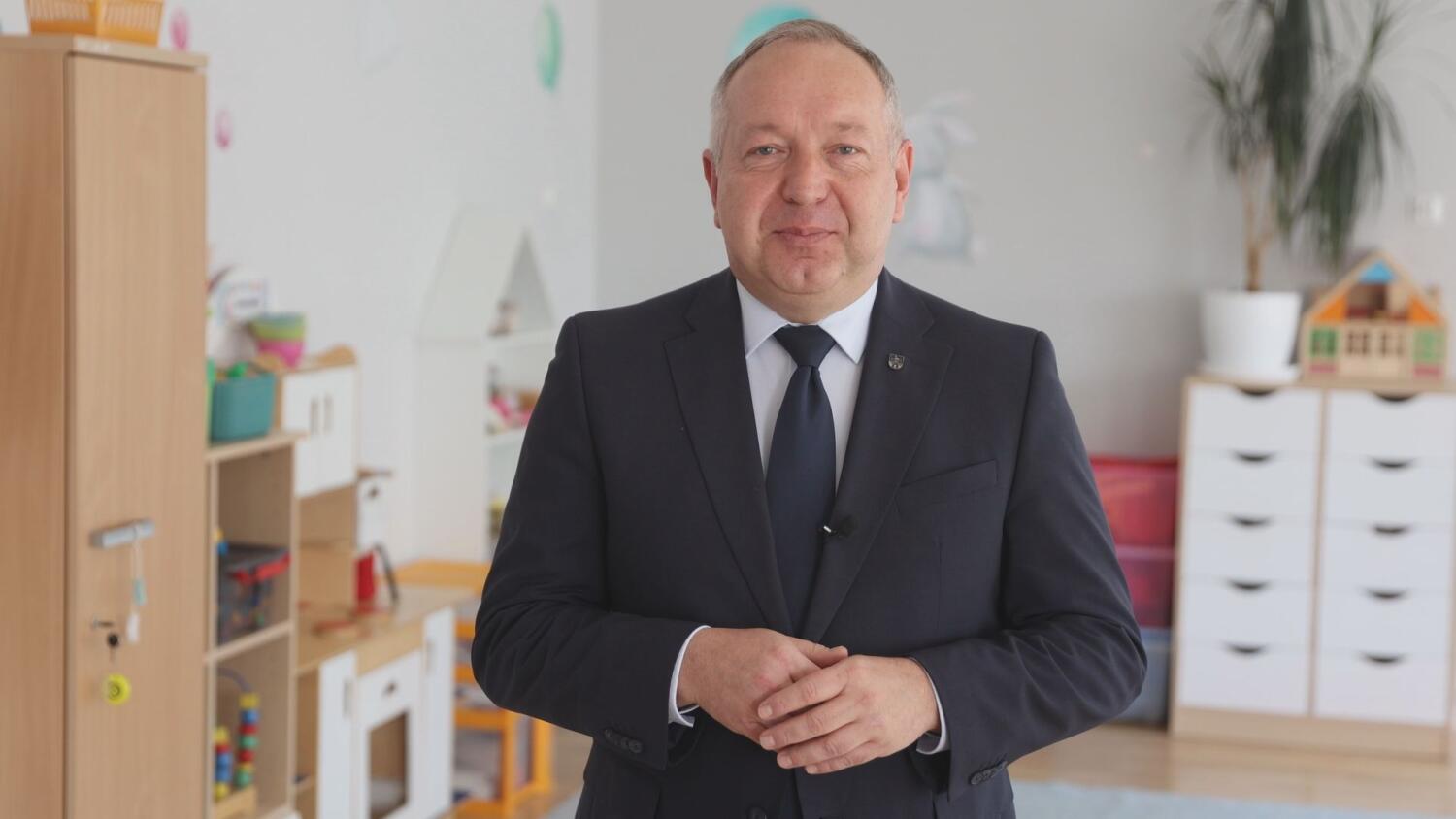 Życzenia Prezydenta Miasta Artura Łakomca dla najmłodszych.