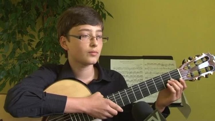 mlody_gitarzysta_news_1.mp4